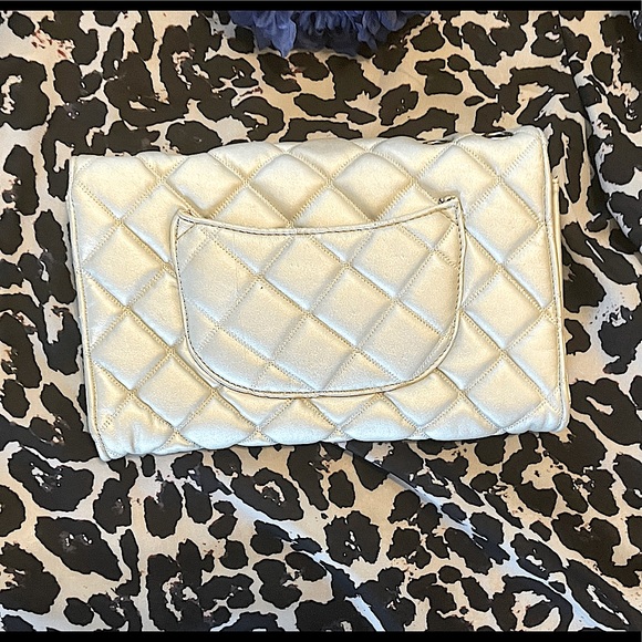 Beautiful MMS Design Studio silver quilted clutch with twist lock ❤️ - Picture 5 of 15